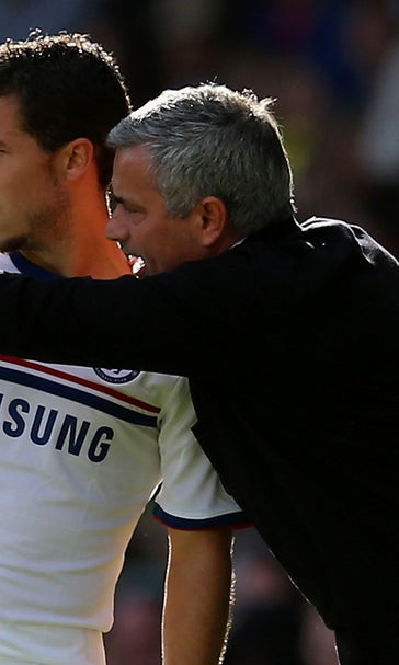 Chelsea winger Hazard apologizes to Mourinho over poor form